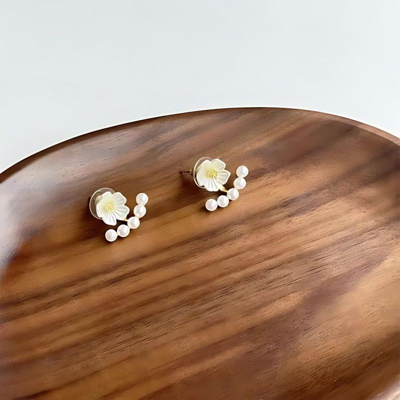 JJK63 Ladies White Flower Shape Stud Earrings