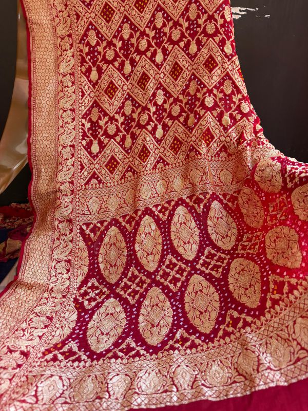 Ladies Oval Zari Banarasi Saree