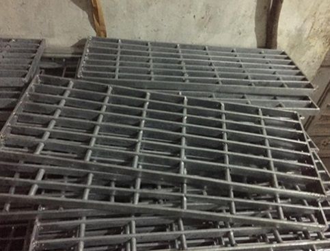 Serrated Gratings
