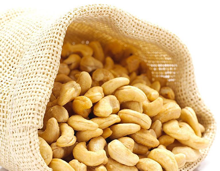 Raw cashew nuts