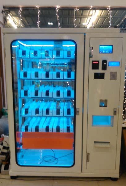 Automatic snacks and cold beverages vending machine