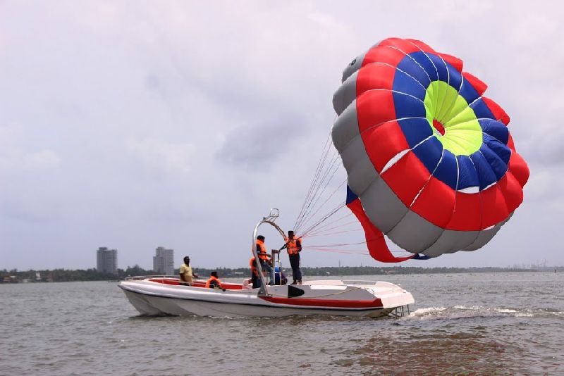 PARASAILG BOATS