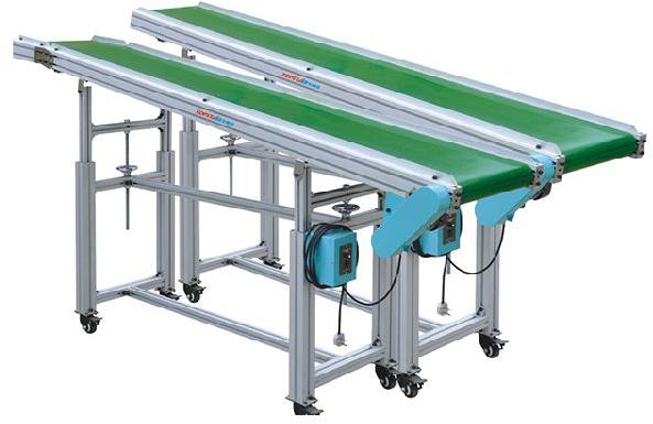 Conveyor for injection Moulding Machine