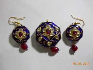 Gold Kundan Pendant Set