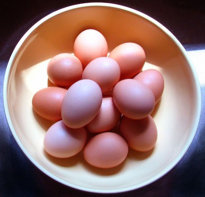 Egg table. Куры с розовыми яйцами. Яички на столе. 3 Куриных свежих яиц.