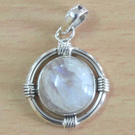 4.9 Gmrainbow Moonstone Gemstone Sterling Silver Pendant