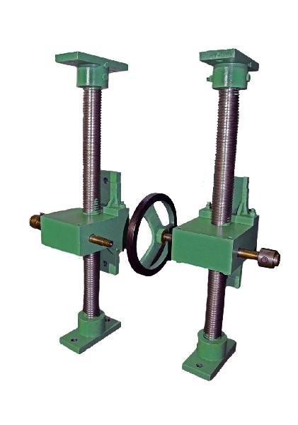 Wire stretcher for paper mill machinery