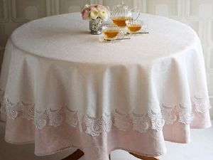 RUNNER AND TABLE CLOTH