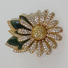 Beautiful Daisy Flower Brooch Pin