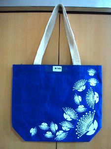 ONE COLOUR DYED AND PRINTED JUTE BEACH BAG