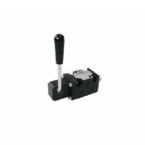 LEVER OPERATED DIRECTIONAL CONTROL VALVE