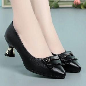ladies black heeled shoes