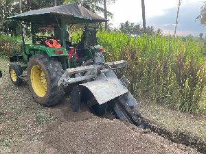 TRACTOR PIPELINE TRENCHER