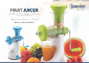 Manual fruit juicer