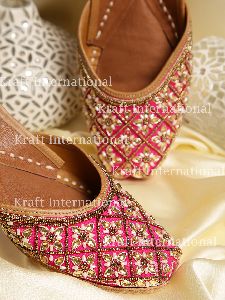 Pink leather embroidered jutti