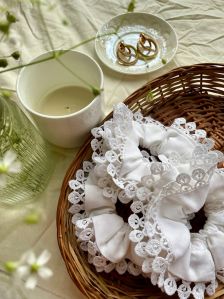 Dreamiest lace scrunchie (White)