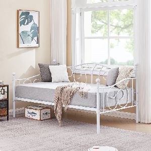 6 x 3 size metal day bed