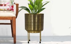 Metal Planter With Metal Stand