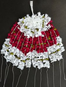 Red and White Artificial Fabric Gajra, Brand Name : Neaama