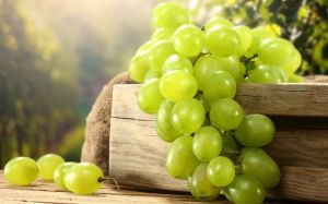 Green Organic Juicy Seedless Grapes