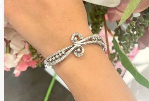 Luxurious Gold &AMP;AMP; Diamond Bracelet