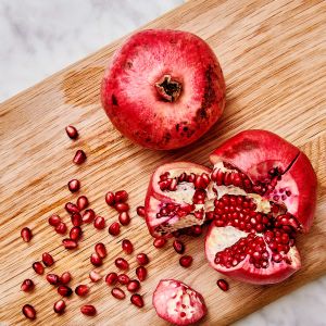 Red A Grade Pomegranate for Direct Consumption, Juicing