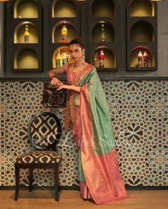 Pure Zari Base Chaap Hand Woven Kanjivaram Silk Saree