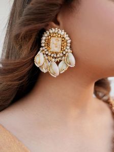 Vaidaan Netra Ladies Earrings, Color : Gold, Cream