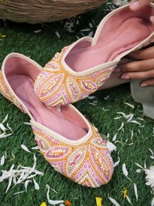 Vaidaan Rosy Ladies Jutti, Color : Cream, Pink