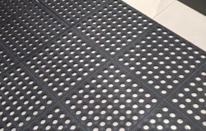 Industrial Hollow Rubber Entrance Mat, Color : Black
