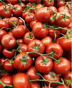 Red fresh tomato, Cultivation Type : Natural for Cooking, Food