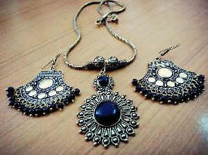 Black Metal Necklace Set
