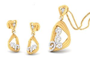 14kt Gold Designer Diamond Pendant Set