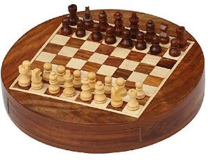 Wooden magnetic chess round