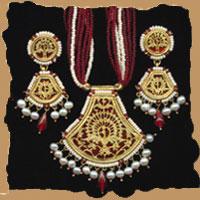 392 A Thewa Jewellery