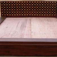 Wooden Platetform Quean Bed